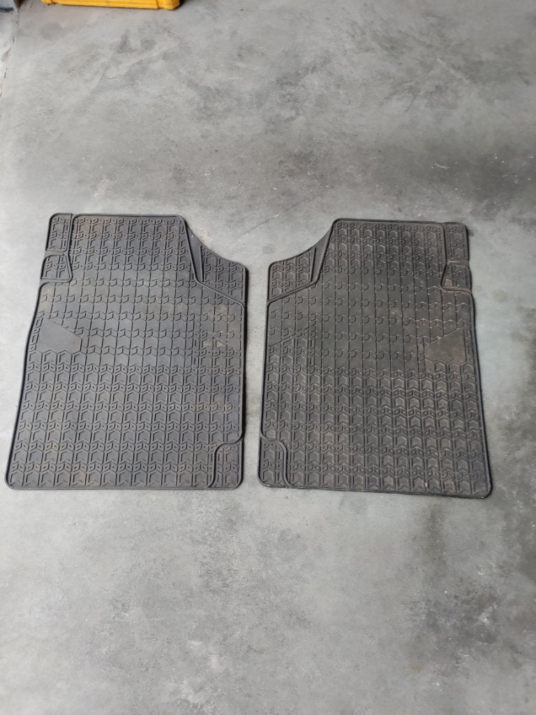 Tapis universel pour voiture en caoutchouc, Enlèvement, Utilisé