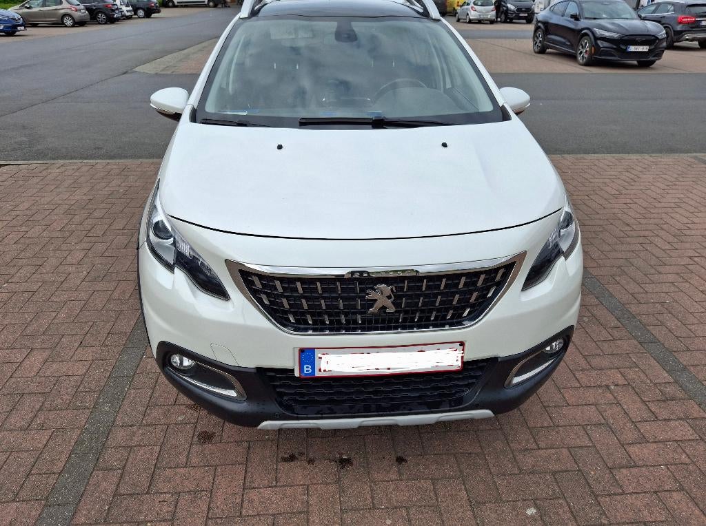 Peugeot 2008 1.2 Allure, Voorwielaandrijving, 4 deurs, Leder en Stof, Wit