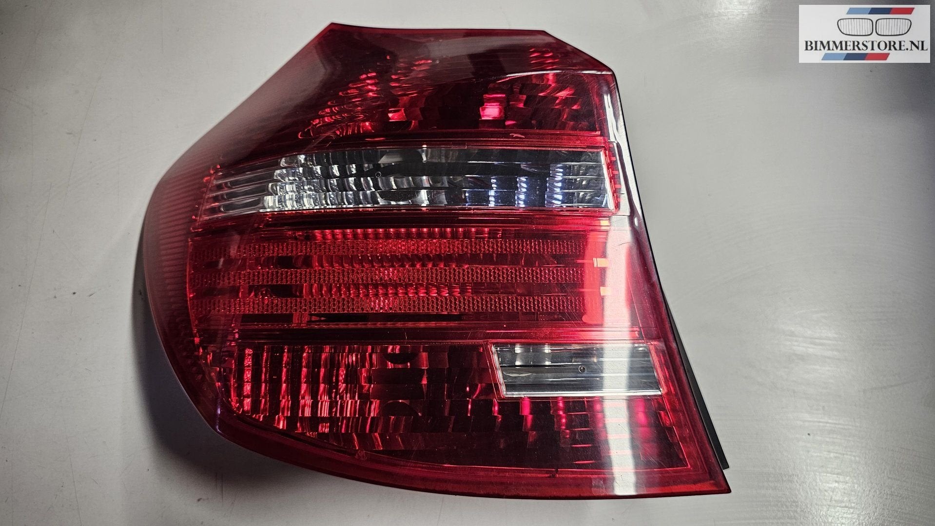 Achterlicht links wit rood BMW 1 serie E81  E87 LCi 63217164, Gebruikt, -, Ophalen of Verzenden, -