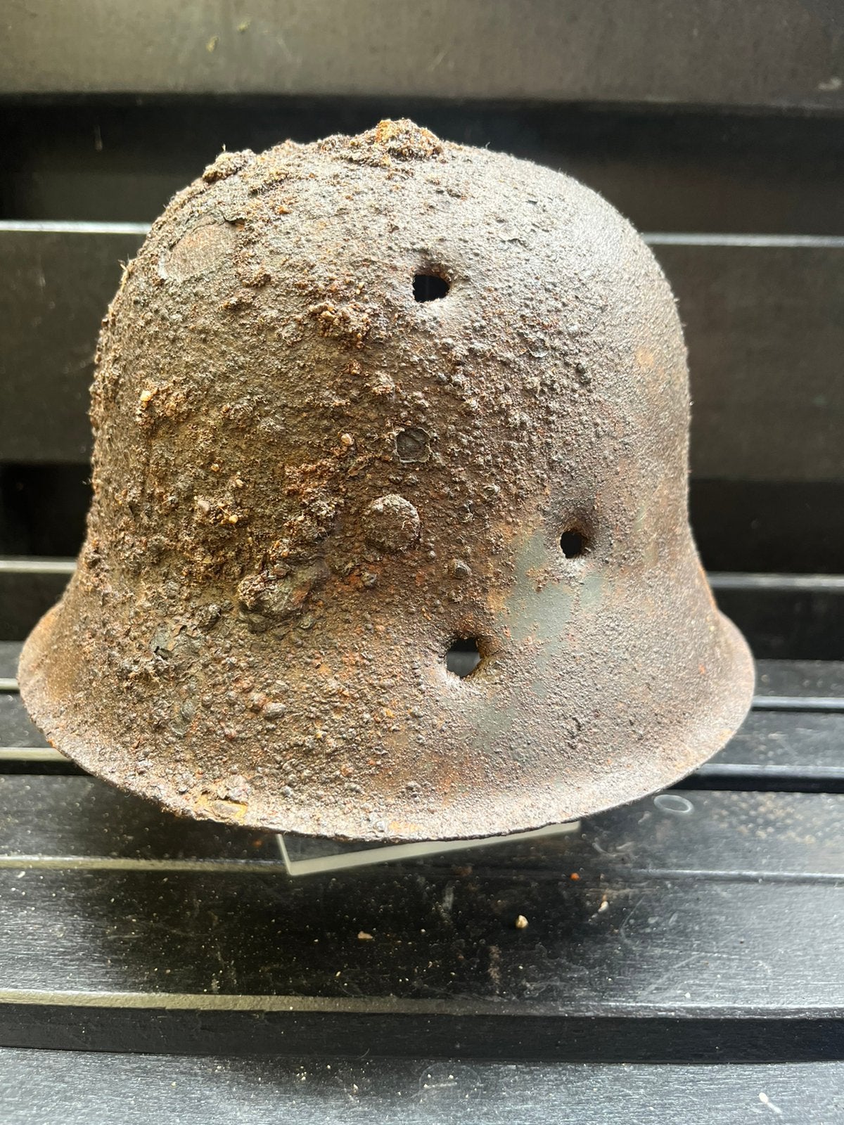 Duitse helm M40 battle damage, Verzamelen, Militaria | Tweede Wereldoorlog, Ophalen of Verzenden, Landmacht, Helm of Baret