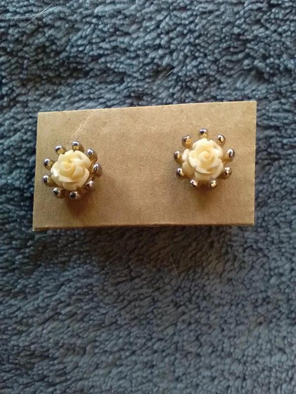 Beige oorbellen met bloemen, Handtassen en Accessoires, Oorbellen, Overige materialen, Gebruikt, Overige kleuren, Ophalen of Verzenden