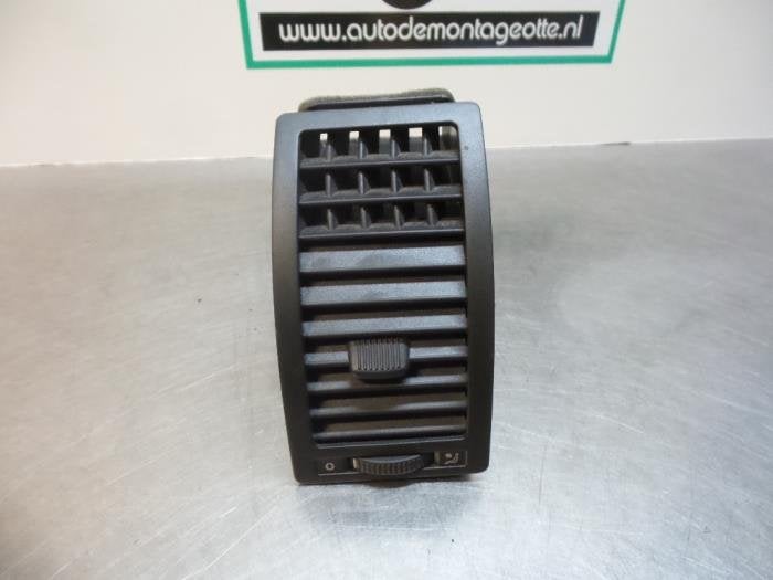 Grille aération tableau de bord d'un Volkswagen Polo (Polo, Volkswagen, -, 3 mois de garantie, Utilisé