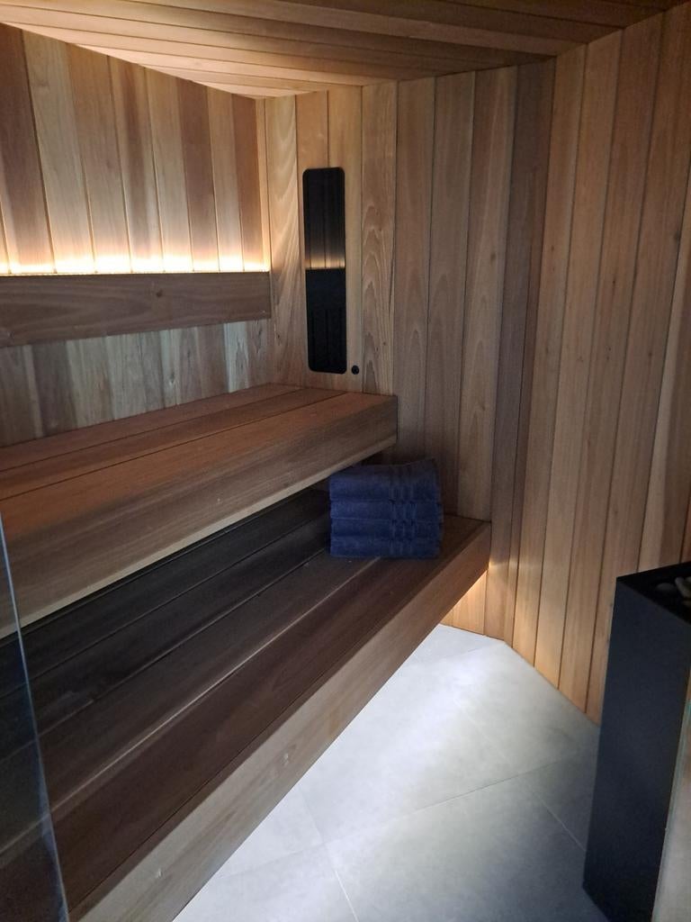 Sauna doen  straf niemand hier, Contacts & Messages