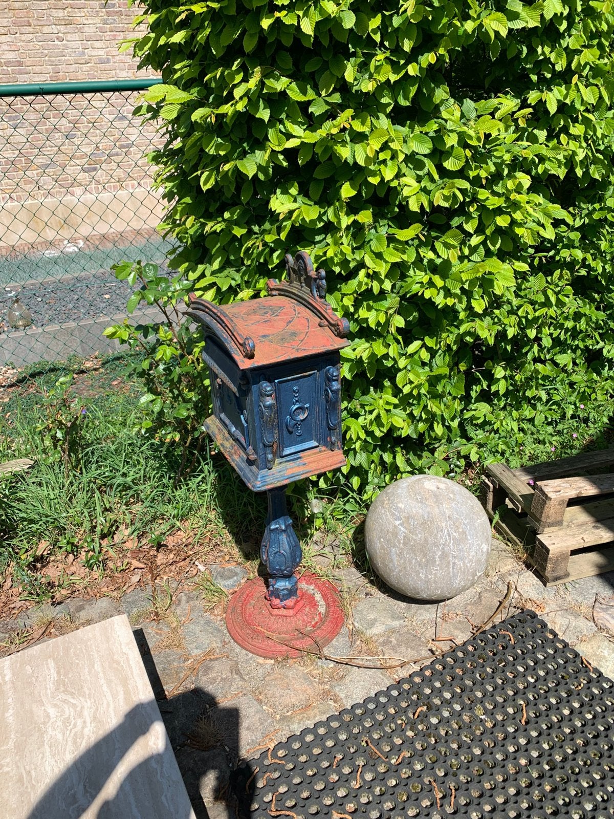 Metalen brievenbus, Ophalen, Zo goed als nieuw, IJzer, Staande brievenbus