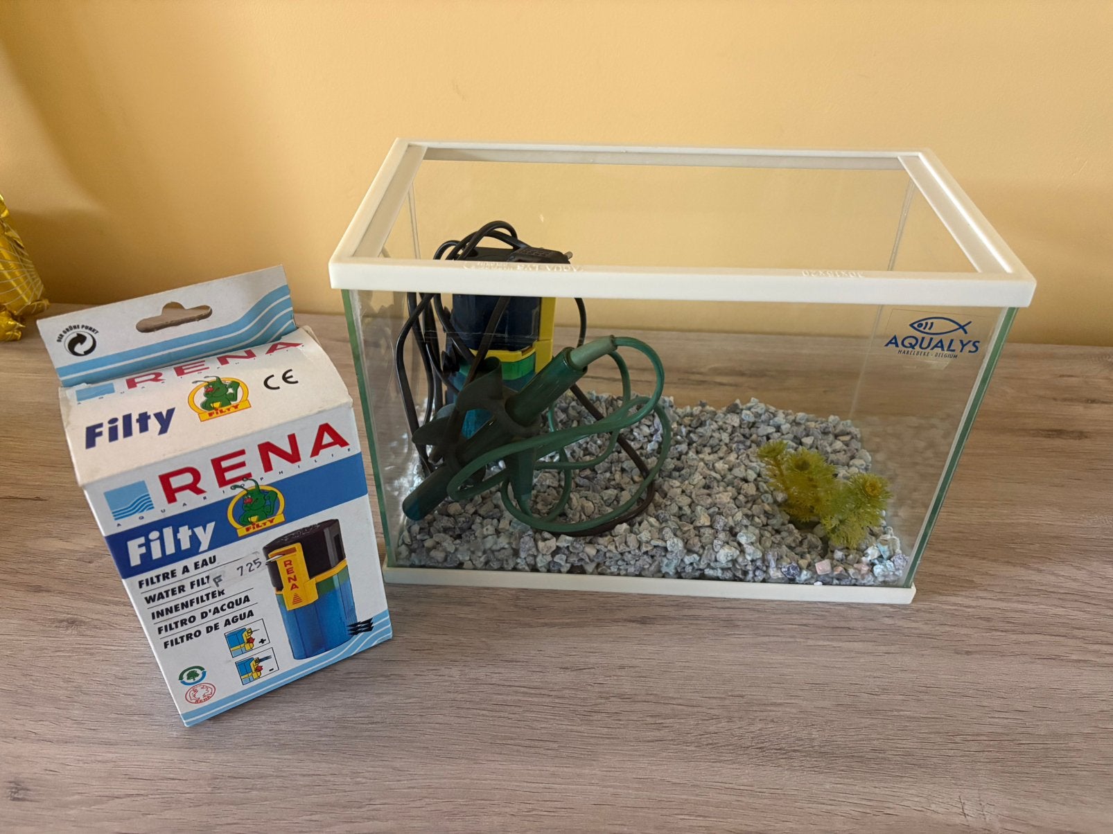 Aquarium avec gravier-pompe chauffe eau et une deco, Enlèvement, Pompe, Comme neuf