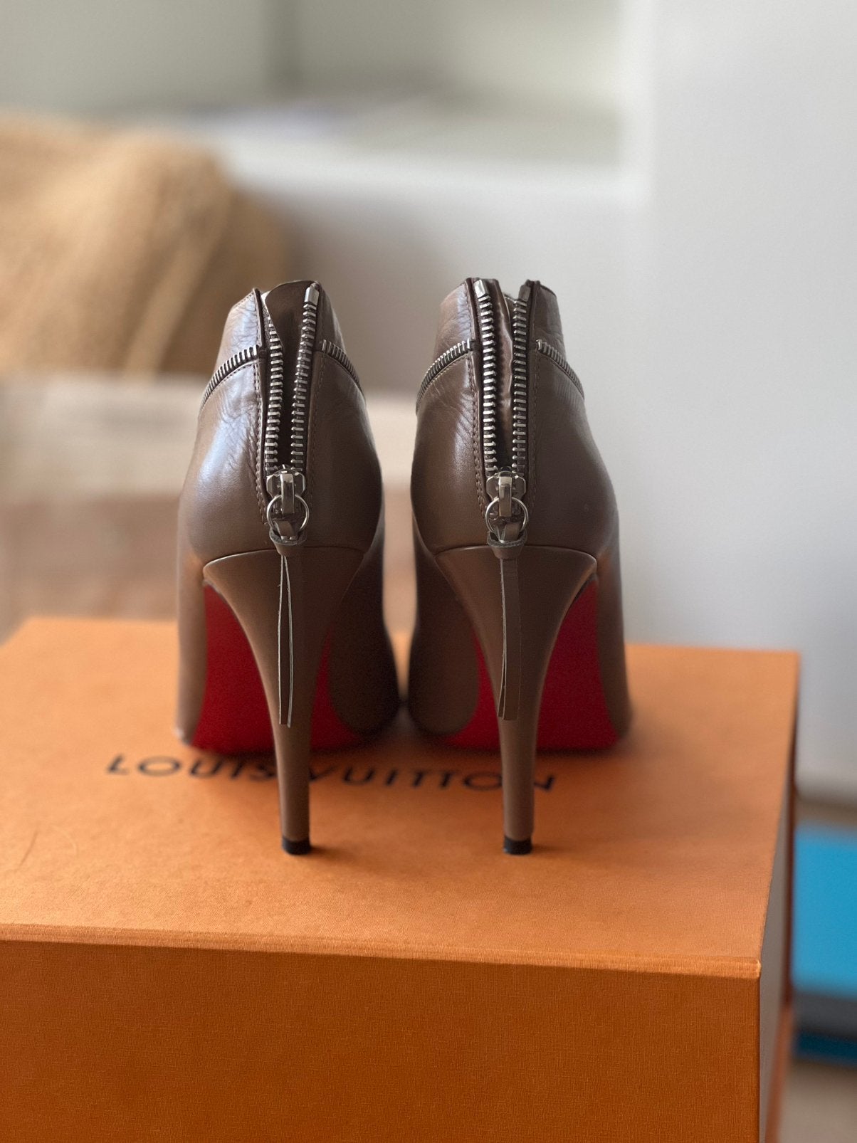 Louboutin taille 37,5, Kleding | Dames, Schoenen, Ophalen, Overige kleuren, Lage of Enkellaarzen, Gedragen