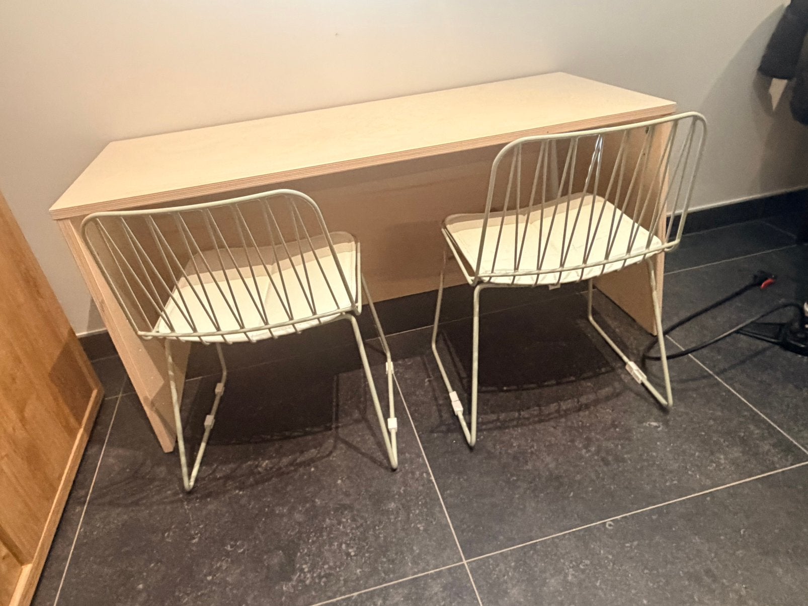 Kindertafel + 2 kinderstoeltjes, Ophalen, Zo goed als nieuw