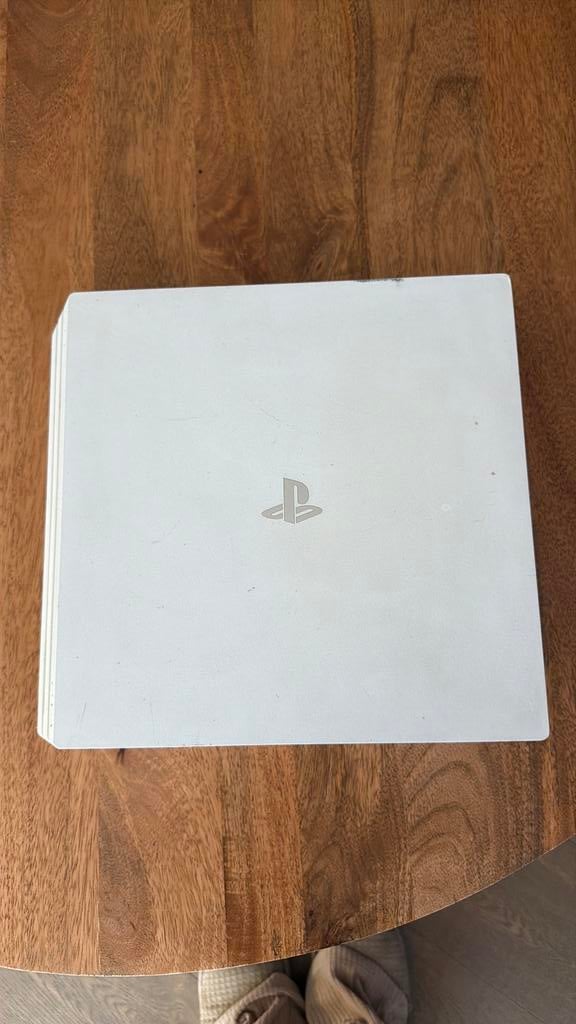 PS4 Pro (blanche) + cables + manette + jeu, Enlèvement ou Envoi, Avec 1 manette, Utilisé, 1 TB