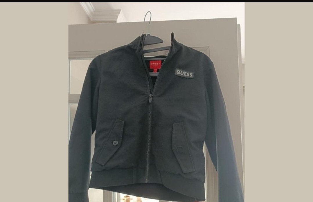 GUESS jas maat 9-10 jaar – Zo goed als nieuw!, Kleding | Heren, Jassen | Zomer, Ophalen