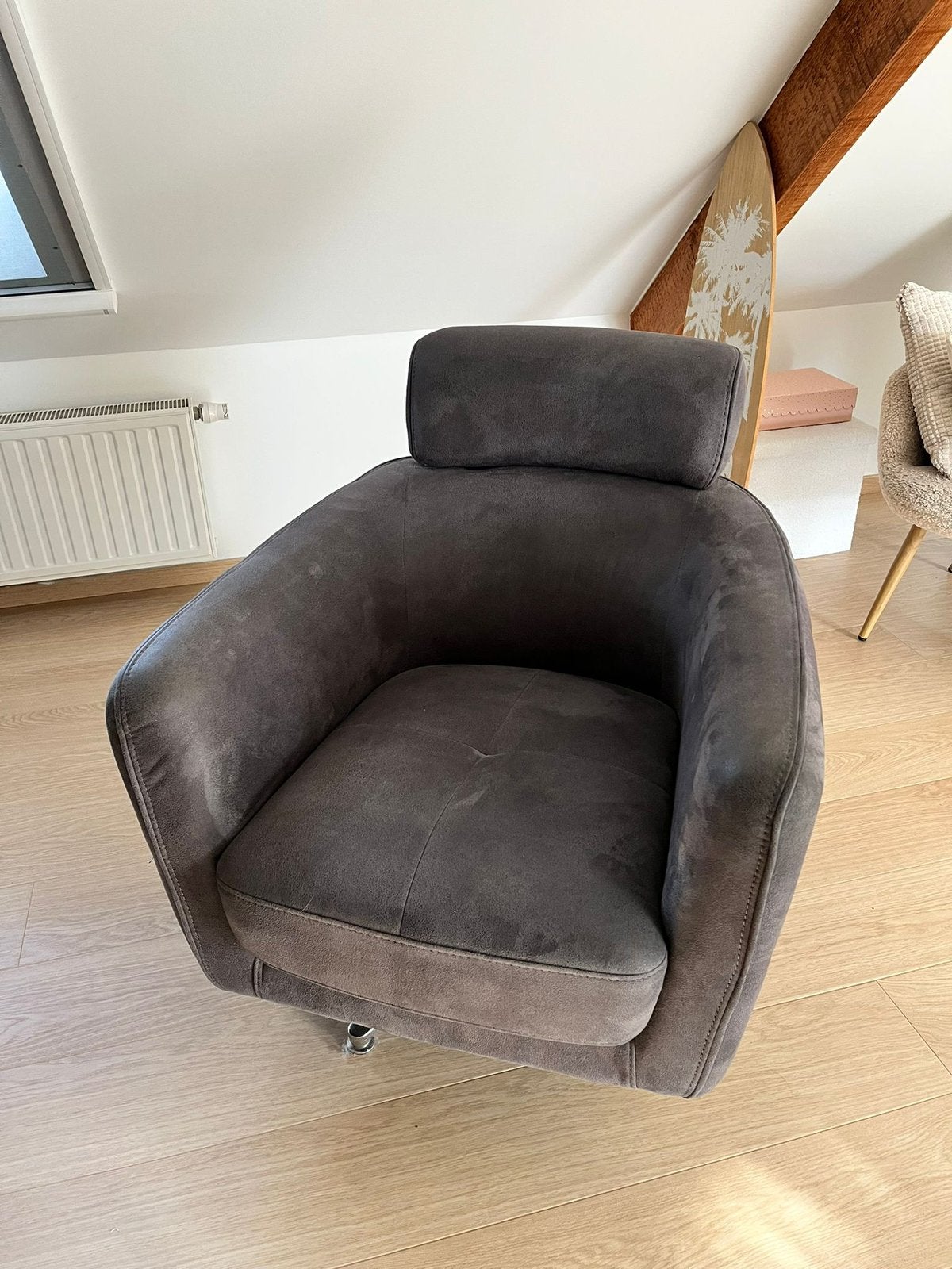 Chaise pivotante confortable en daim, Maison & Meubles, 75 à 100 cm, Enlèvement, Utilisé, 50 à 75 cm