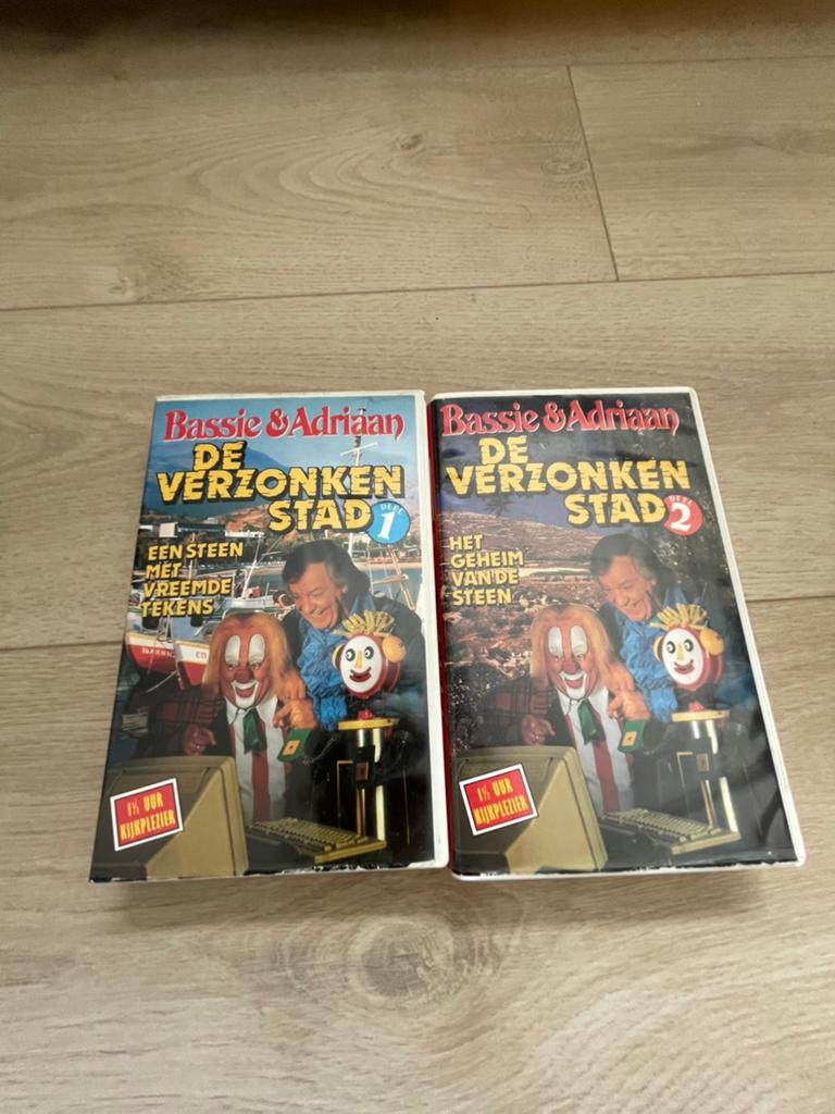 Bassie en Adriaan de verzonken stad deel 1 en 2 (VHS banden), Alle leeftijden, Ophalen of Verzenden, Gebruikt, Tv-serie of Tv-programma