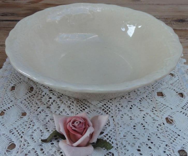 Creme kleurige brocante schaal met mooie sierrand, Antiquités & Art, Curiosités & Brocante, Enlèvement ou Envoi