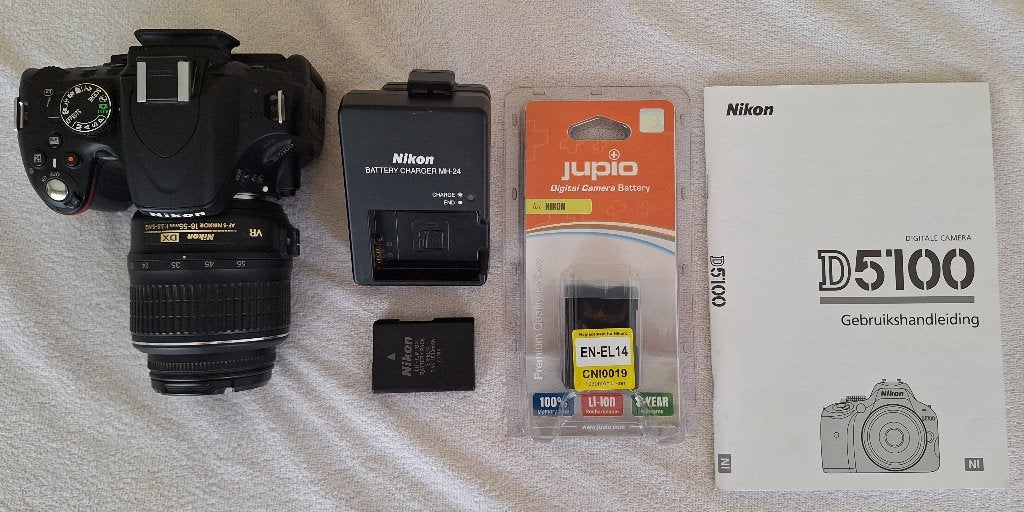 Nikon D5100 fotocamera + 18-55mm lens + accessoires, TV, Hi-fi & Vidéo, Appareils photo numériques, Comme neuf, Enlèvement, Batterie