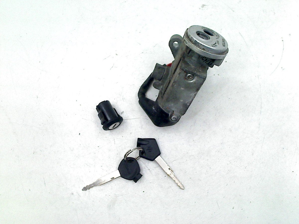 ENSEMBLE DE VERROU ET CYLINDRE DE PORTES Suzuki, Suzuki Deutschland GmbH, Utilisé, Kontakt@suzuki.de, Suzuki-Allee 7
64625  Bensheim, DE