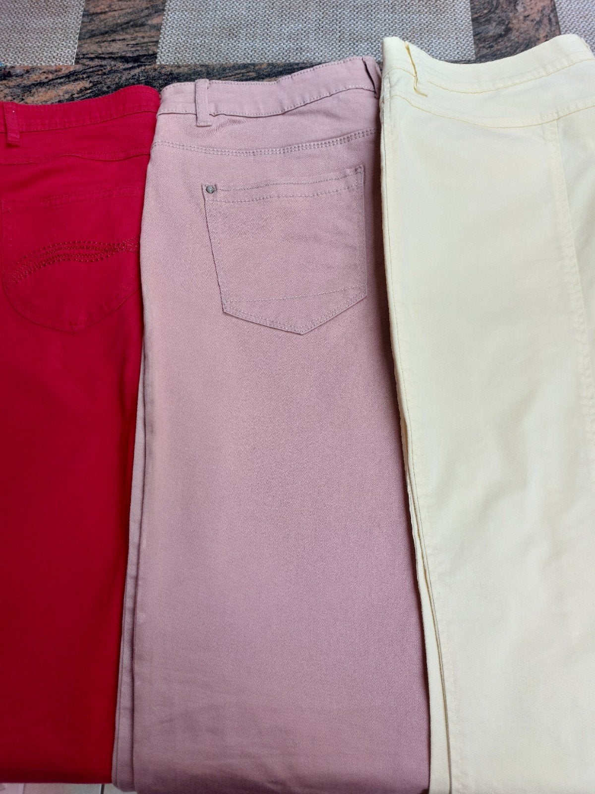 Lange broeken mt 40,geel mt 42, Kleding | Dames, Broeken en Pantalons, Ophalen, Rood