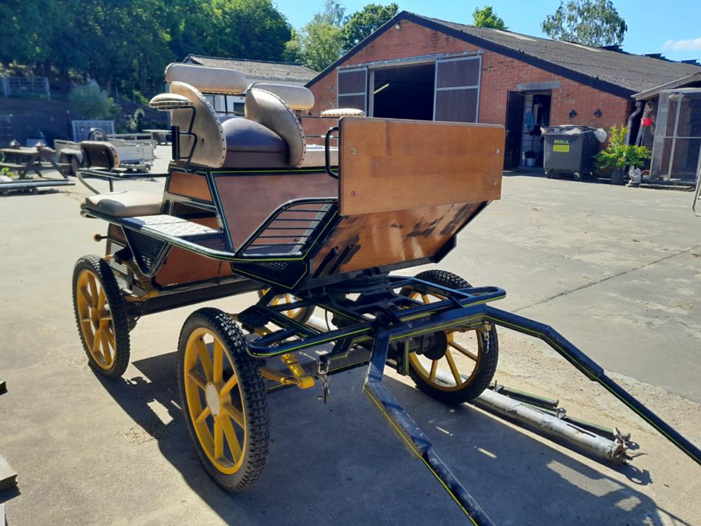 Stevige marathon wagen voor boerenpaarden of andere.