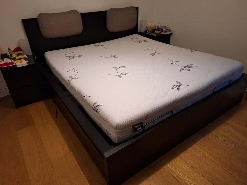 Cadre lit ikea brun 180x200cm et sommier a latte reglable, Comme neuf, Brun, Enlèvement, 180 cm