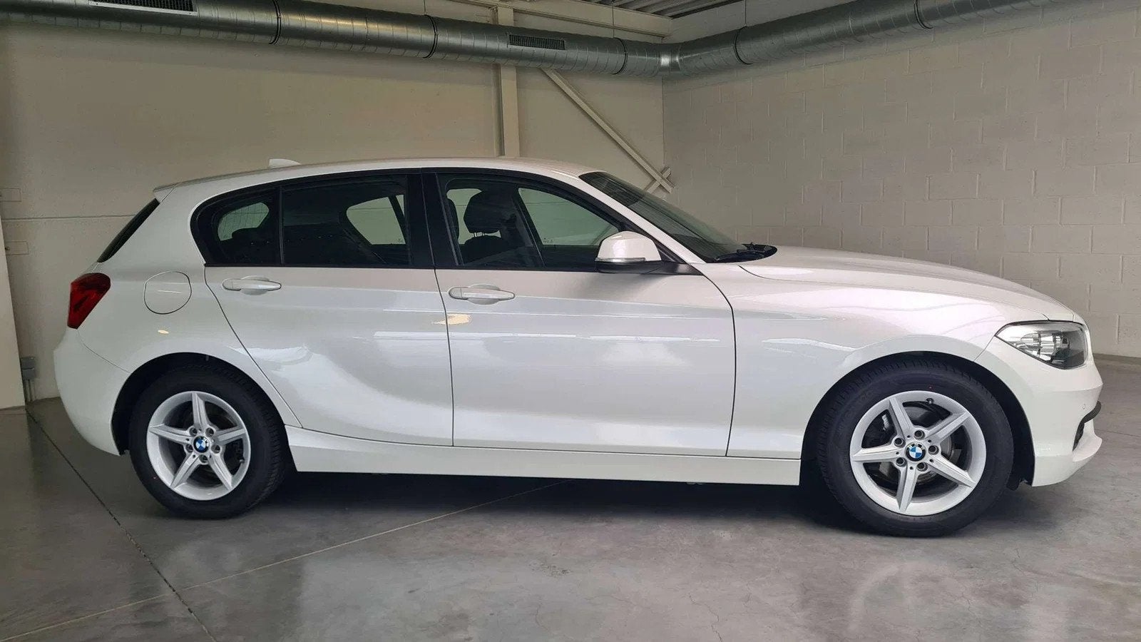 BMW 1 Serie 116 116i 5-deurs benzine - Navigatie - alu velge, Autos, Euro 6, Entreprise, Boîte manuelle, 5 portes