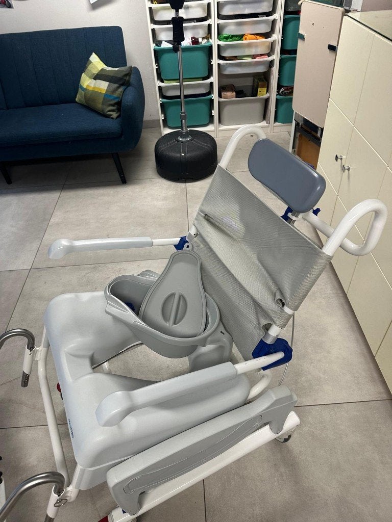 Kantelbare douche- en toiletstoel / postoel op wielen, Diversen, Rolstoelen, Ophalen, Zo goed als nieuw, Duwrolstoel