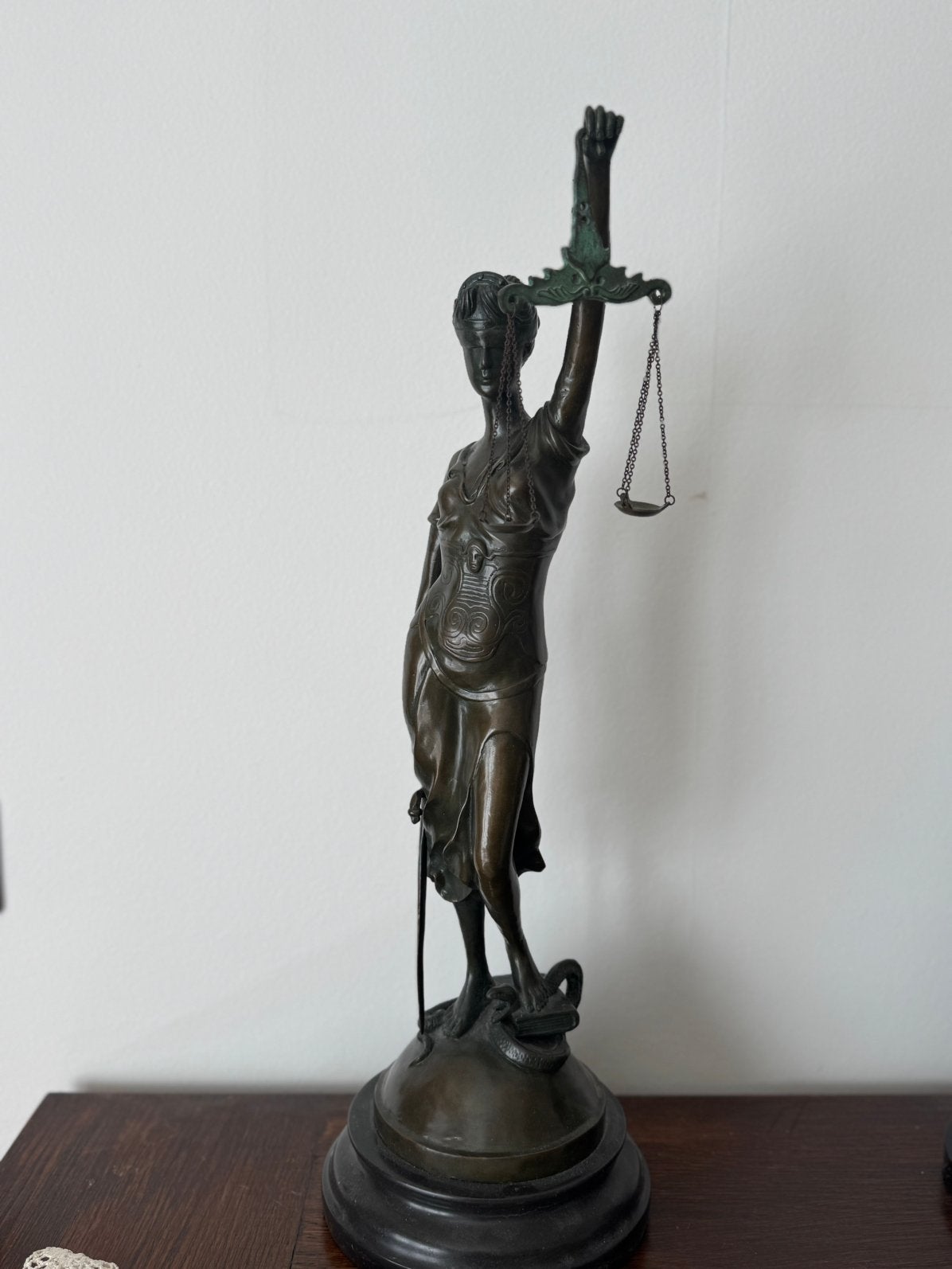 Dame de justice, Enlèvement ou Envoi