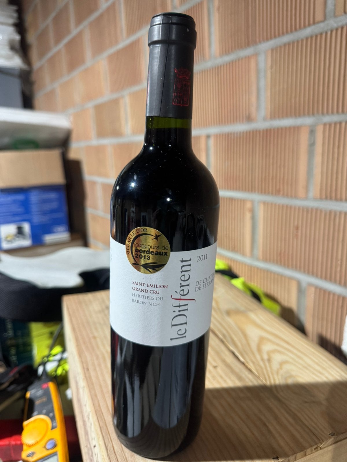 Vin rouge “ le different” saint emilion 2011, Enlèvement, Comme neuf, Vin rouge