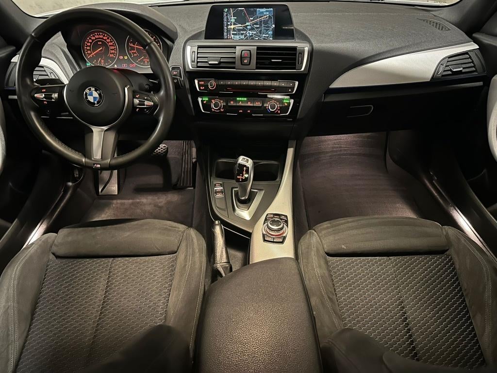 BMW 118 iA | M-PACK | ZETELVW. | CAMERA |NAVI |LED |CRUISE !, Auto's, BMW, 4 deurs, 1885 kg, Alcantara, Wit