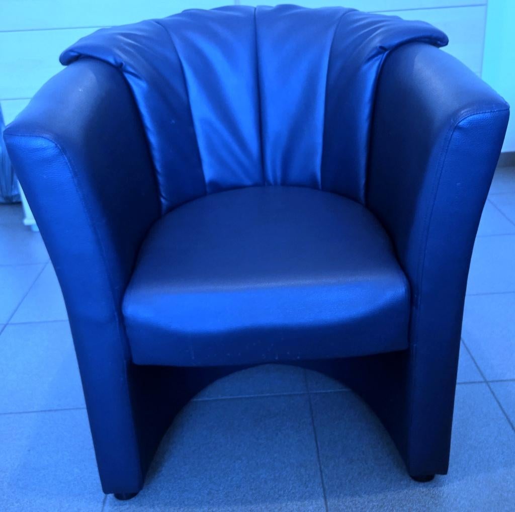 ZEER COMFORTABELE en LICHTE STOEL in GOEDE STAAT!, Huis en Inrichting, Stoelen, Ophalen, Blauw, Leer, Zo goed als nieuw