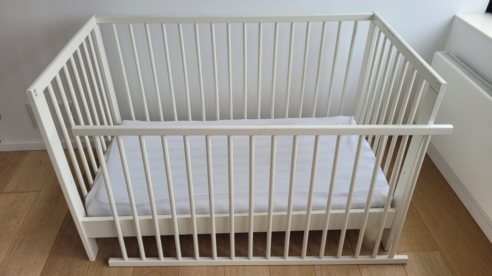 Wit babybedje met afneembare zijkant + AeroSleep-matras, Kinderen en Baby's, Babywiegjes en Ledikanten, Ophalen, Gebruikt
