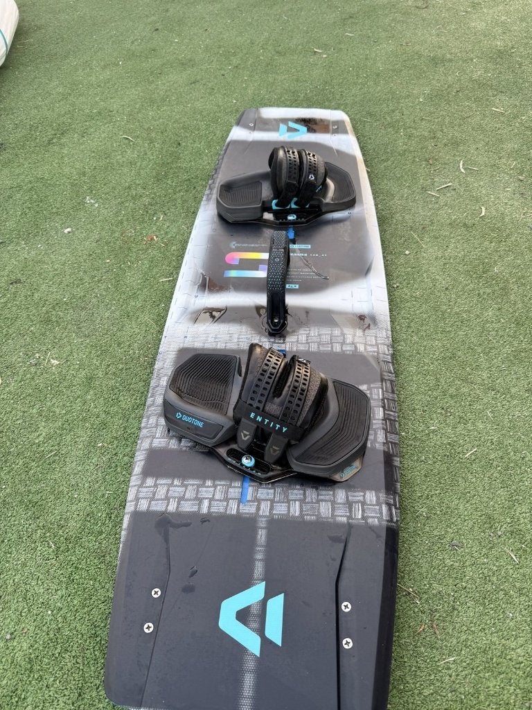 Duotone Jaime SLS 136x41 2025 + Entity binding L, Watersport en Boten, Twintip, Ophalen of Verzenden, Gebruikt, Kiteboard