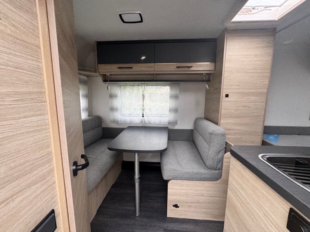 Caravelair Style 390, Caravans en Kamperen, Treinzit, 5 tot 6 meter, Caravelair, Dwarsbed