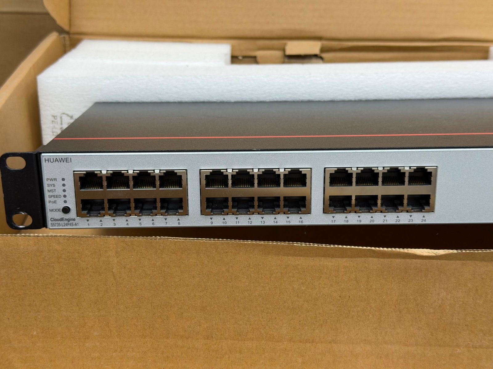 Switch Huawei CloudEngine 24 ports PoE+ – NEUF, Ophalen, Zo goed als nieuw