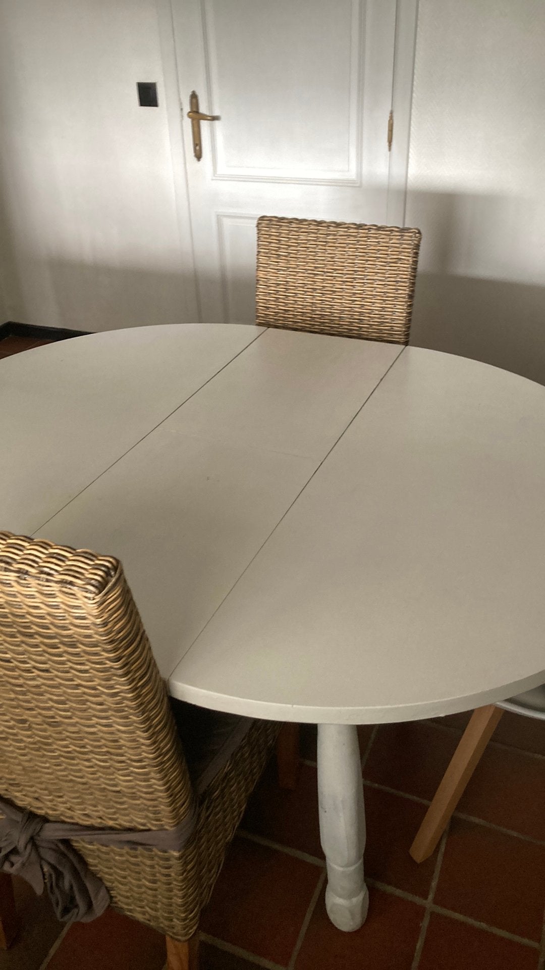 Eiken keukentafel met 2 rieten stoelen, Ophalen, Gebruikt, Minder dan 4 stoelen