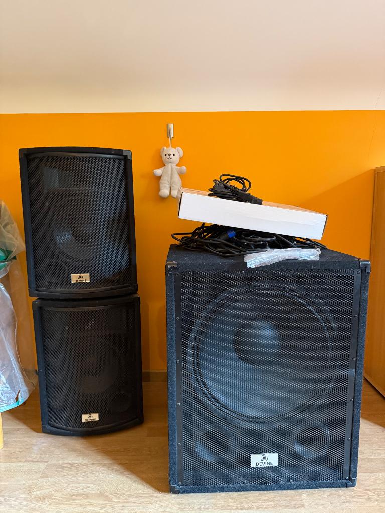 Devine Actieve Sub 118A + 2 passieve + kabels, Audio, Tv en Foto, Luidsprekerboxen, Subwoofer, Zo goed als nieuw, 120 watt of meer