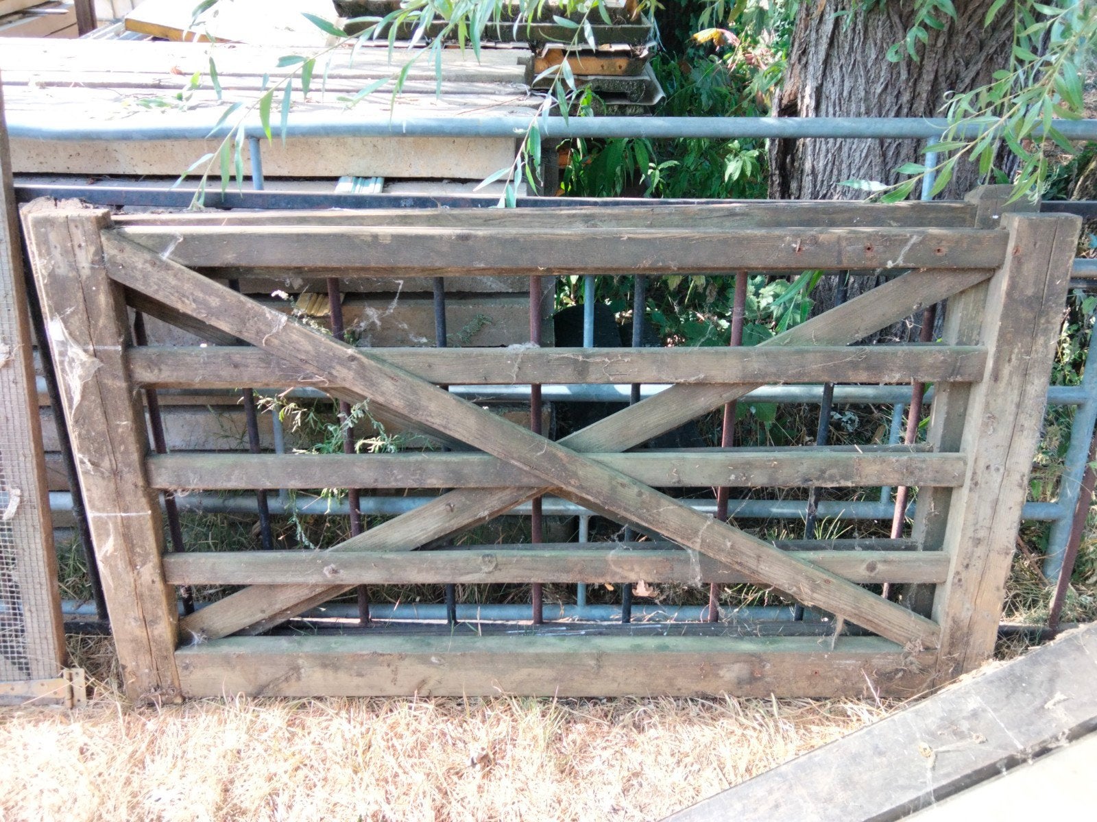 dubbele houten poort, Ophalen