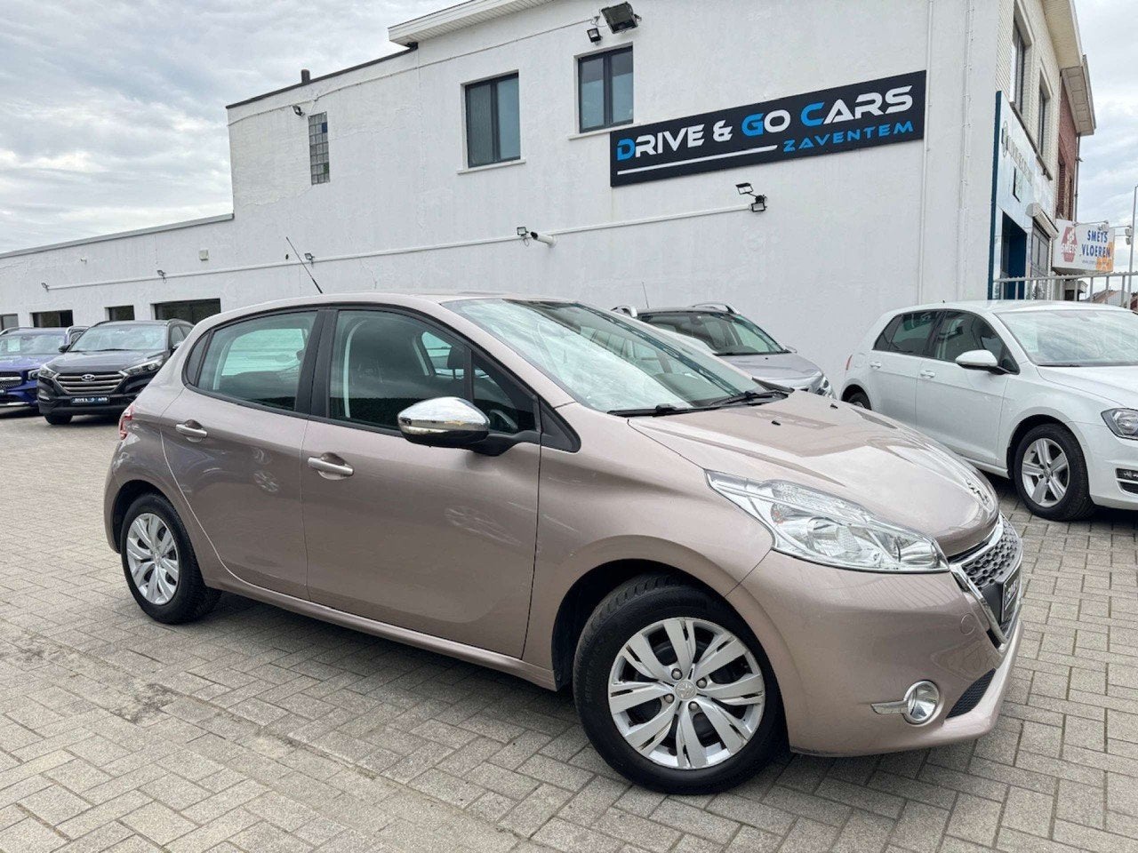 Peugeot 208 1.2i Benzine - Navi * 1 JAAR GARANTIE * !, Autos, Argent ou Gris, Achat, Euro 6, Entreprise