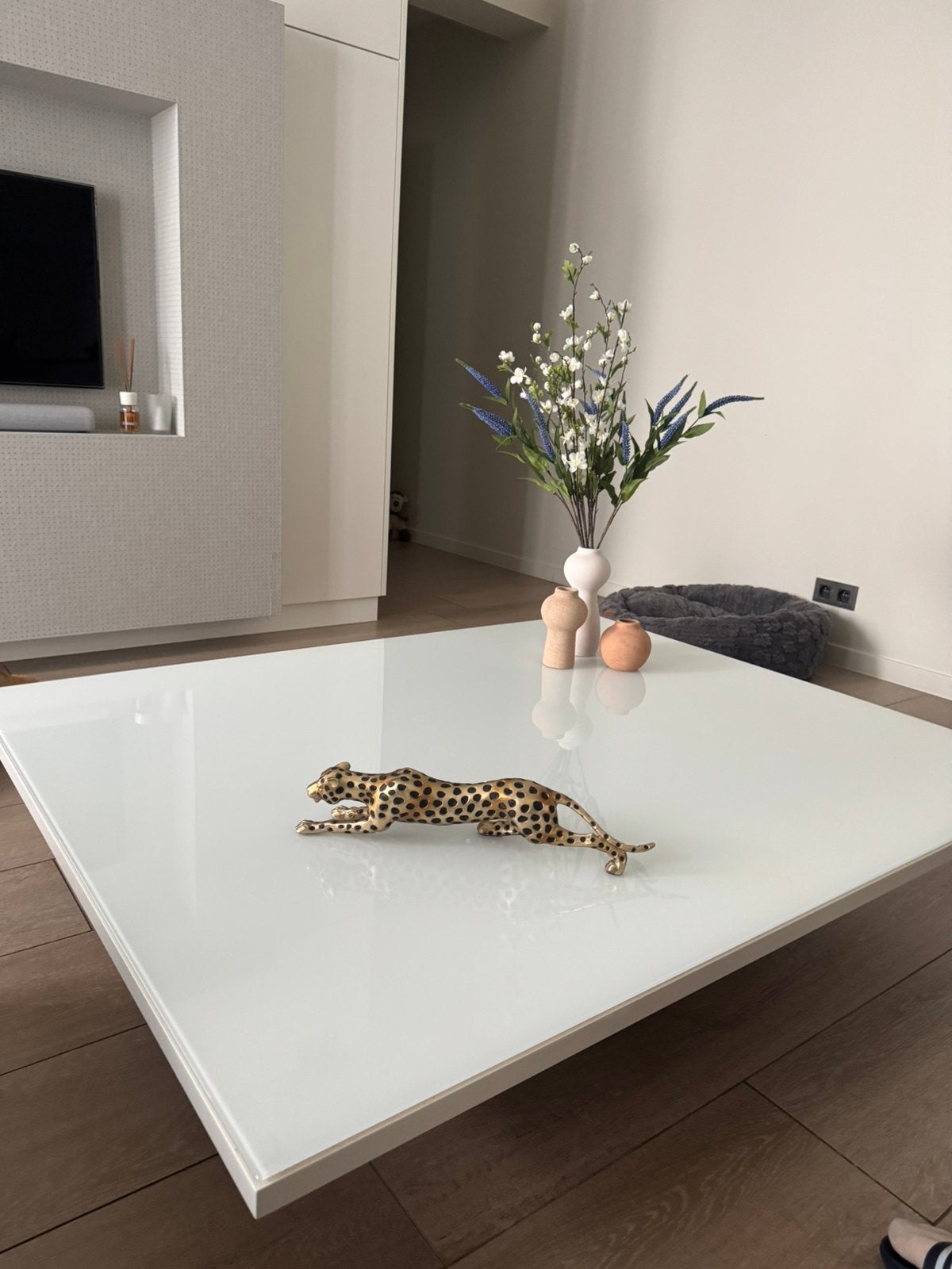 BEEK S7 designsalontafel – wit met glazen blad 150  120 cm, Huis en Inrichting, Ophalen, 100 tot 150 cm, Zo goed als nieuw, 150 tot 200 cm