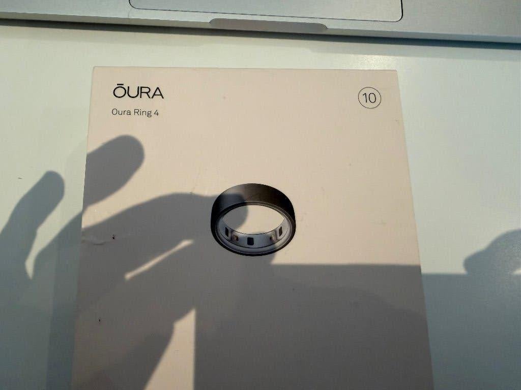 Oura ring 4 stealth maat 10, Bijoux, Sacs & Beauté, Trackers d'activité, Étanche, Oura, Gris, Enlèvement ou Envoi