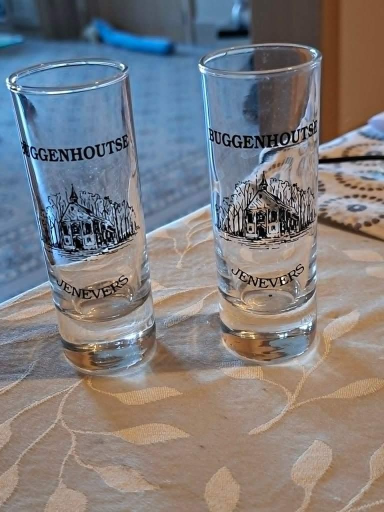2 Borrelglazen / Buggenhoutse jenevers, Enlèvement ou Envoi, Comme neuf, Verres et Verres à shot