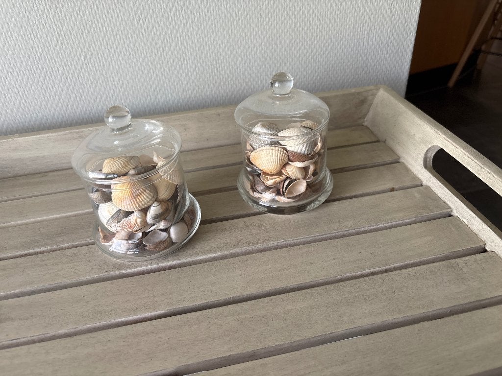 2 glazen potjes met deksel en schelpjes, Ophalen