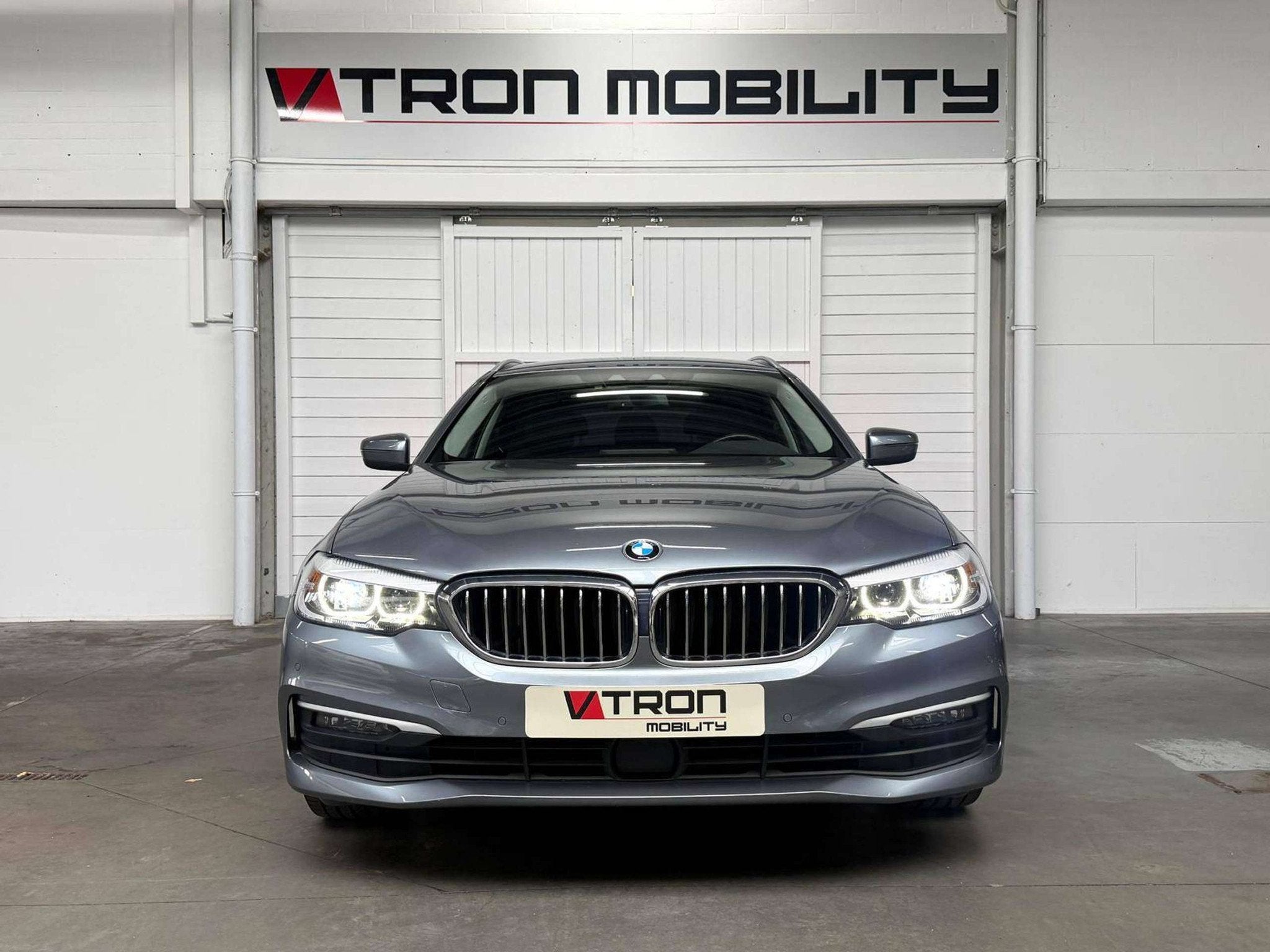 BMW 5 Serie 518 dA Touring NAVI*PDC*LED*CAMERA*CARPLAY*TREKH, Autos, BMW, Cuir, Argent ou Gris, Entreprise, Noir