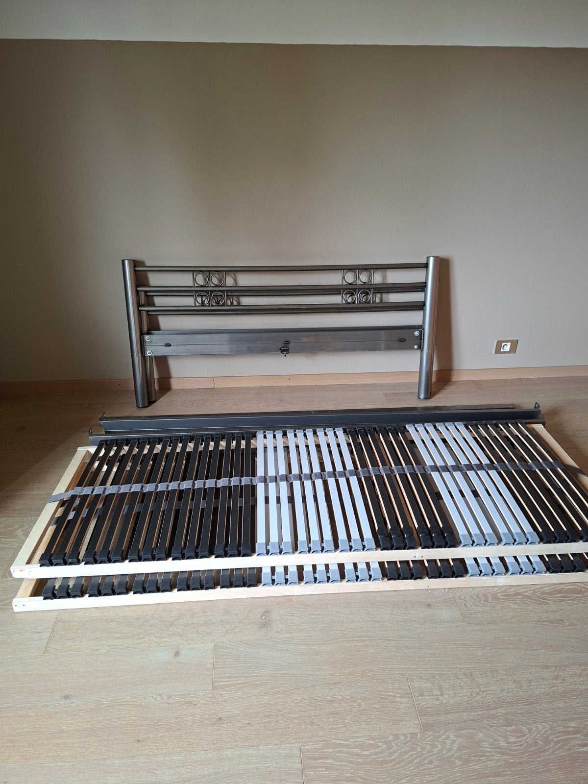 Bed in metaal (vernist) 140 op 200 cm, Huis en Inrichting, Ophalen, Metaal, 200 cm, 140 cm