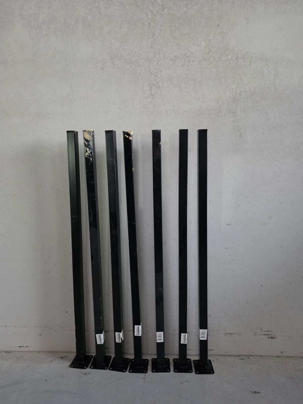Set van 7 Zwarte Metalen Tafelpoten /Steunpalen +Montagevoet, Ophalen, Zo goed als nieuw
