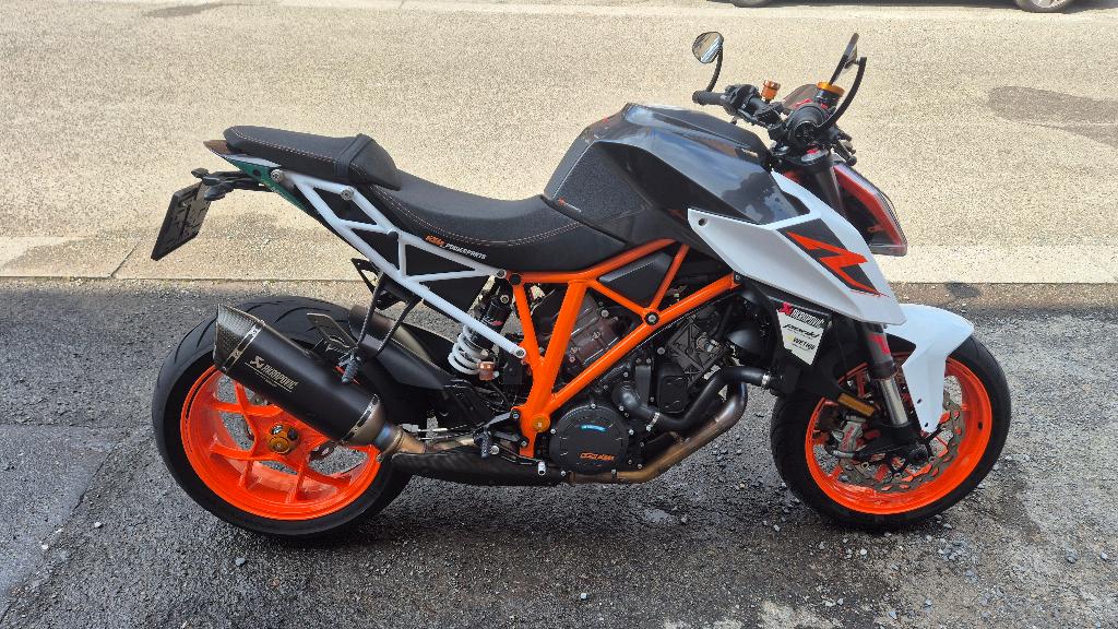 KTM Super Duke 1290 V2 full option,akra,tech pack,valises, Occasion, 2 cylindres, Particulier, Poignées chauffantes