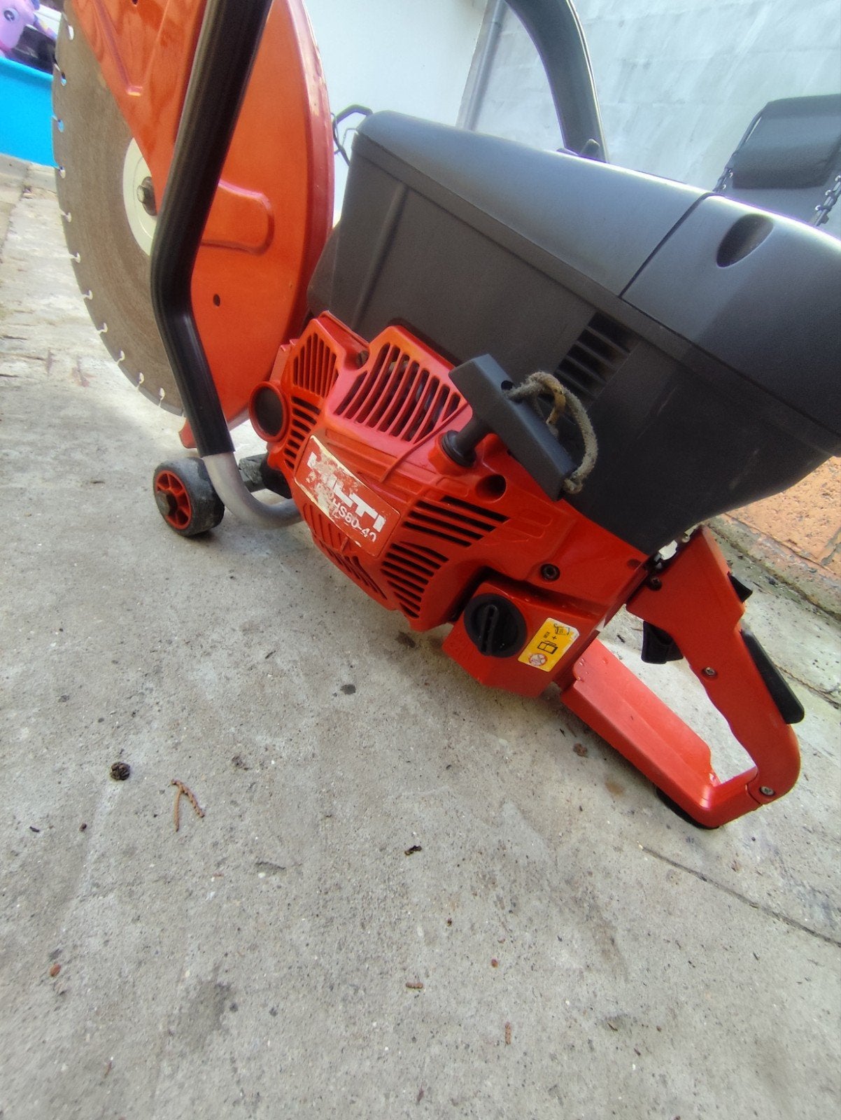 Tronçonneuse a disque Hilti, Enlèvement