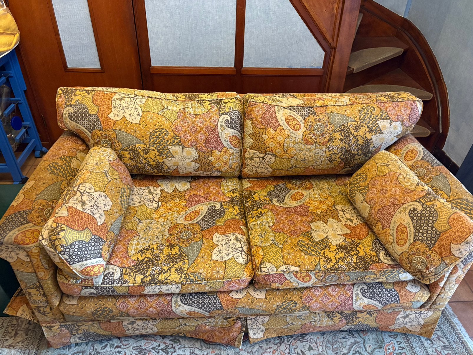 Vintage 2-zitsbank en zetel retro design met opvallende stof, Huis en Inrichting, Zetels | Zetels, Ophalen, Zo goed als nieuw