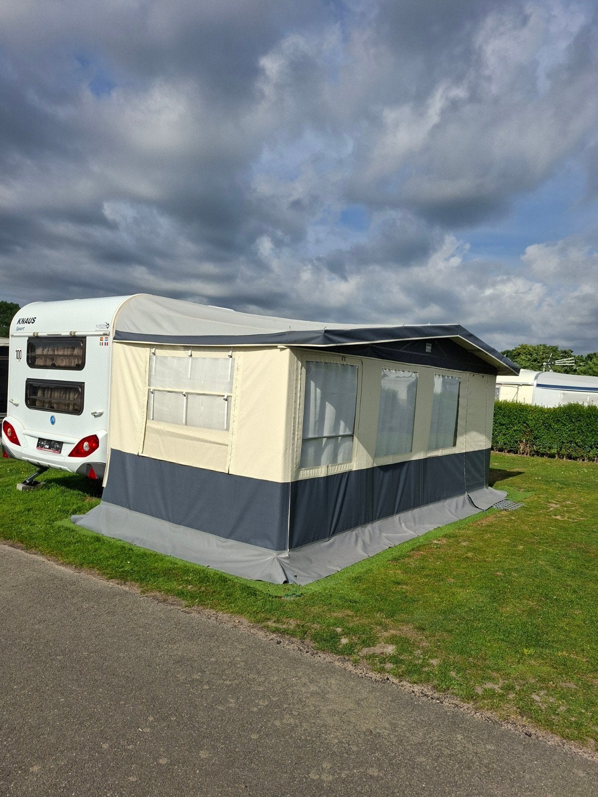 CARAVAN(E) KNAUS SPORT W04 (500 QDK) + TENT(E), Trois personnes ou plus