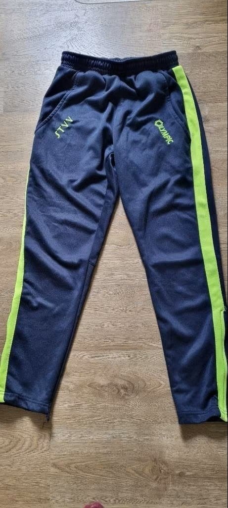 blauw met gele voetbal / trainingsbroek STVV maat Smal - 164, Olympic, Gebruikt, Sport- of Zwemkleding, Ophalen of Verzenden