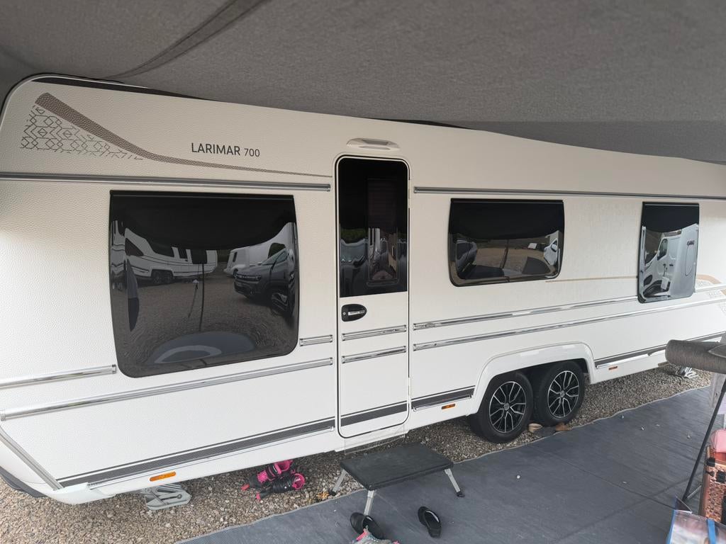 Te koop Fendt Larimar 7 meter, Caravans en Kamperen, Caravans, Ringverwarming, Omvormbare zithoek, Rondzit, 7 tot 8 meter