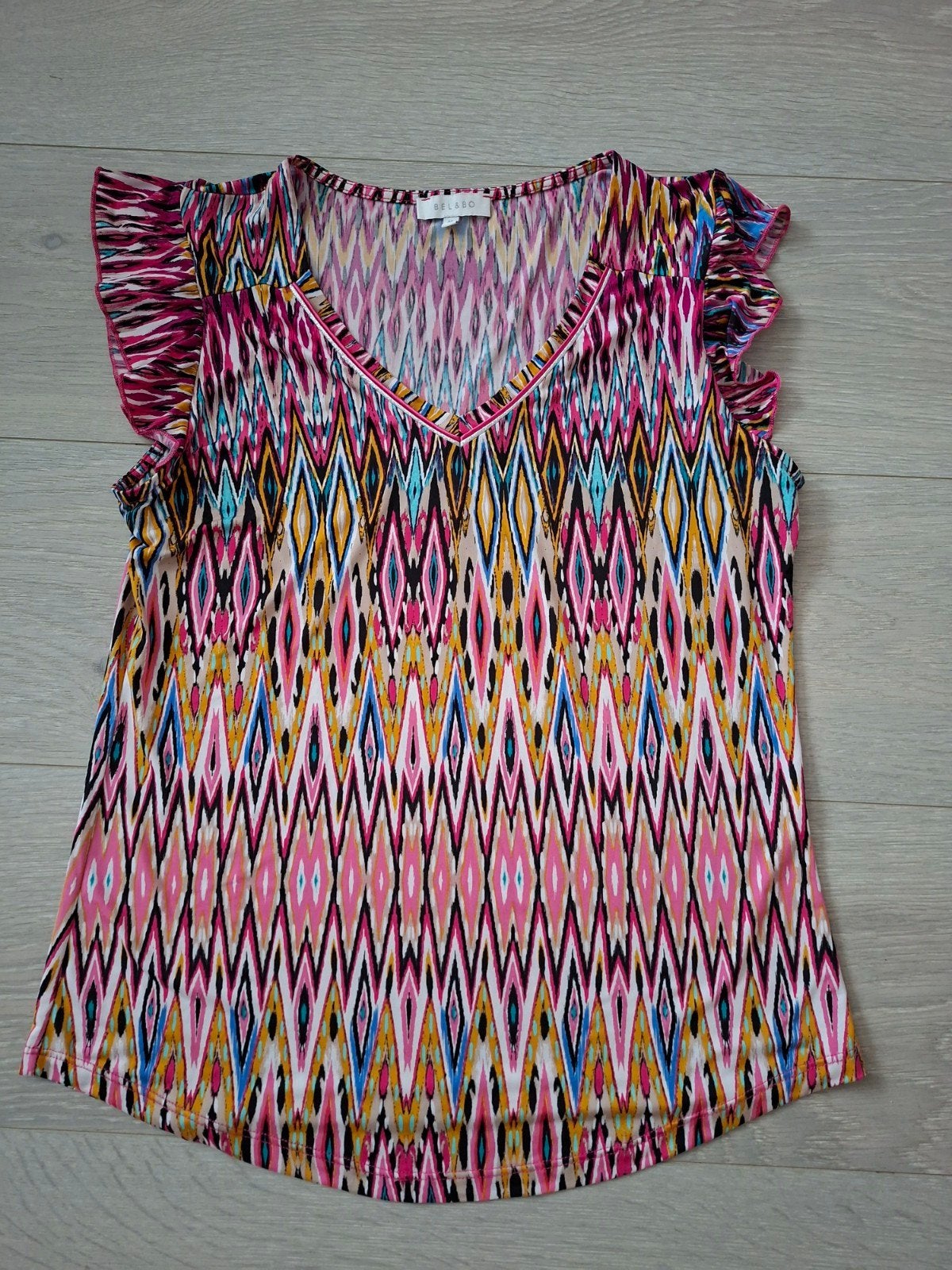 Kleurrijke t-shirt, Bel & Bo, Ophalen of Verzenden, Zo goed als nieuw, Maat 38/40 (M)