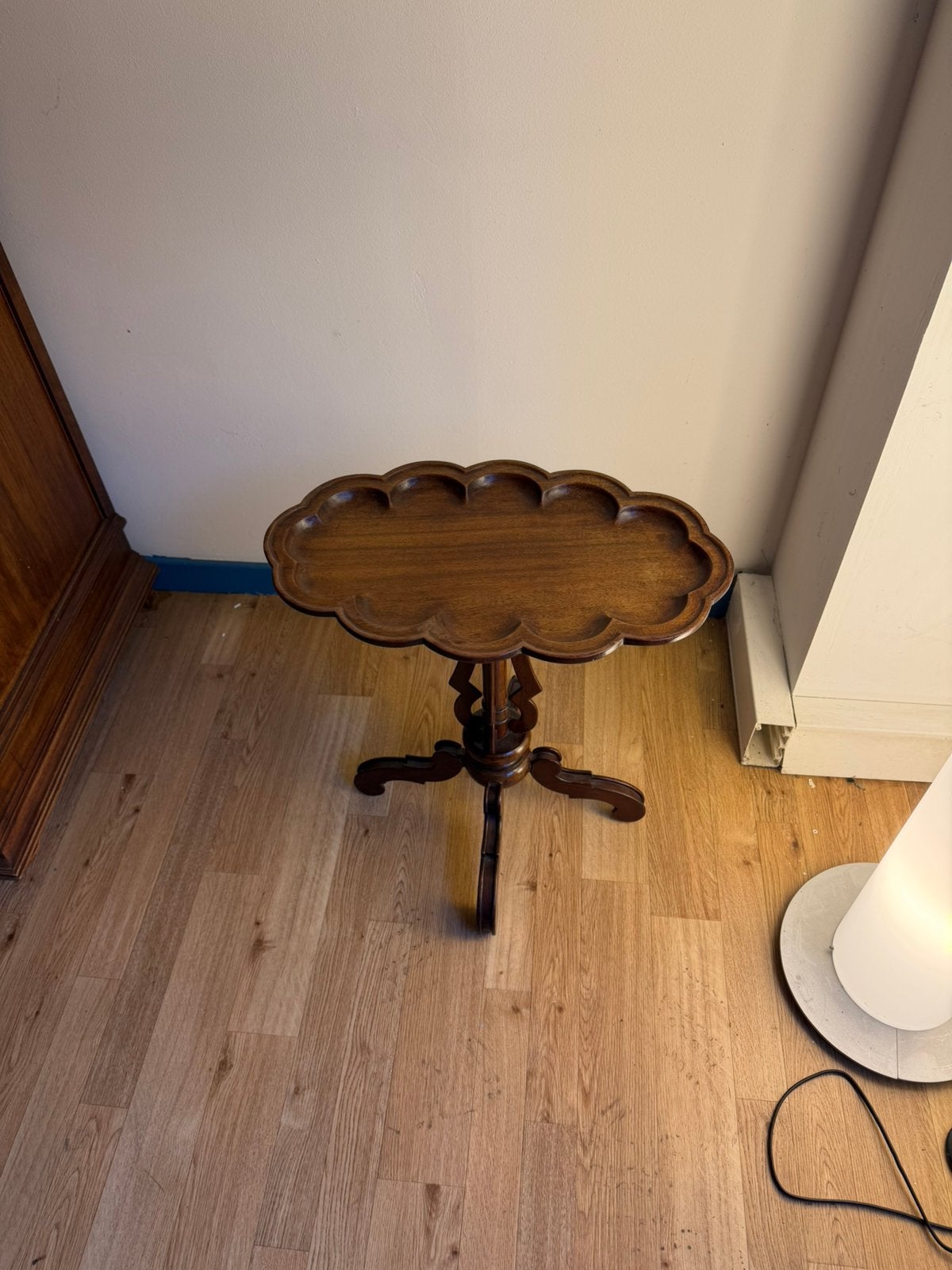 Vintage houten bijzettafeltje met sierlijke rand, Ophalen, Gebruikt